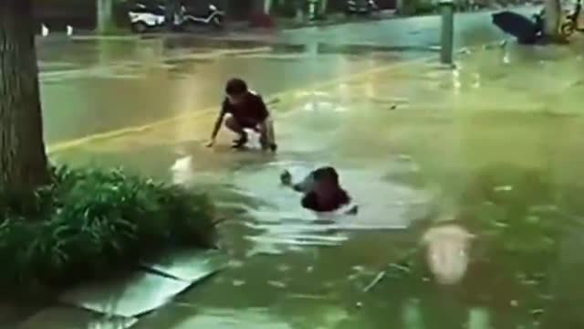 Human funny moment record, see a laugh a time, dangerous do not imitate