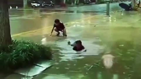 Human funny moment record, see a laugh a time, dangerous do not imitate