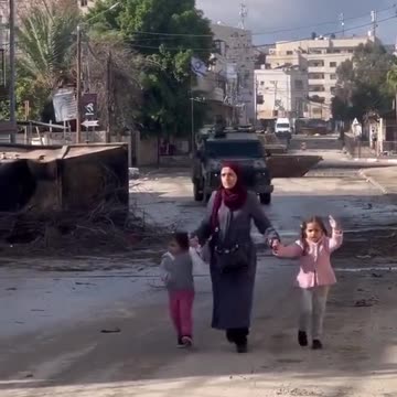 THE YOUNG GIRL INSTANTLY REACTED TO RAISE HER HAND IN DEFENSE