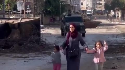 THE YOUNG GIRL INSTANTLY REACTED TO RAISE HER HAND IN DEFENSE