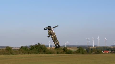 SPECTACULAR STUNNING !!! RC FLYING MAN IN SCALE 1:1 FLIGHT DEMONSTRATION