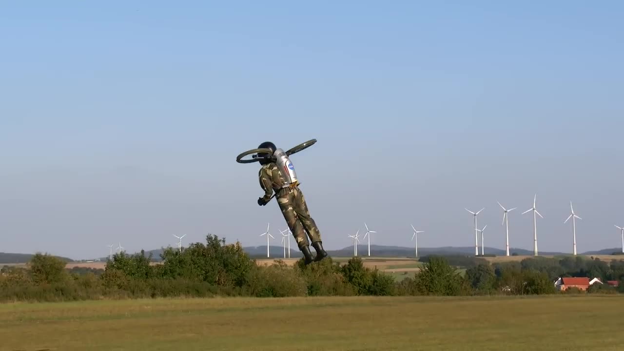 SPECTACULAR STUNNING !!! RC FLYING MAN IN SCALE 1:1 FLIGHT DEMONSTRATION