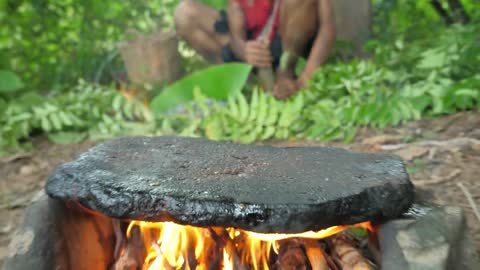 Shrimp eating in jungle, cooking on a rock | Primitive Wildlife-13