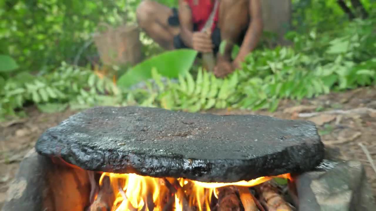 Shrimp eating in jungle, cooking on a rock | Primitive Wildlife-13