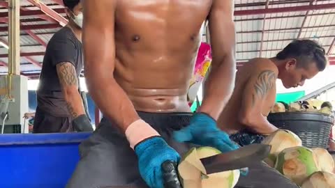 태국에는 흔한 코코넛 자르기 달인 #shorts Crazy Speed!! Amazing Coconut Cutting Skills