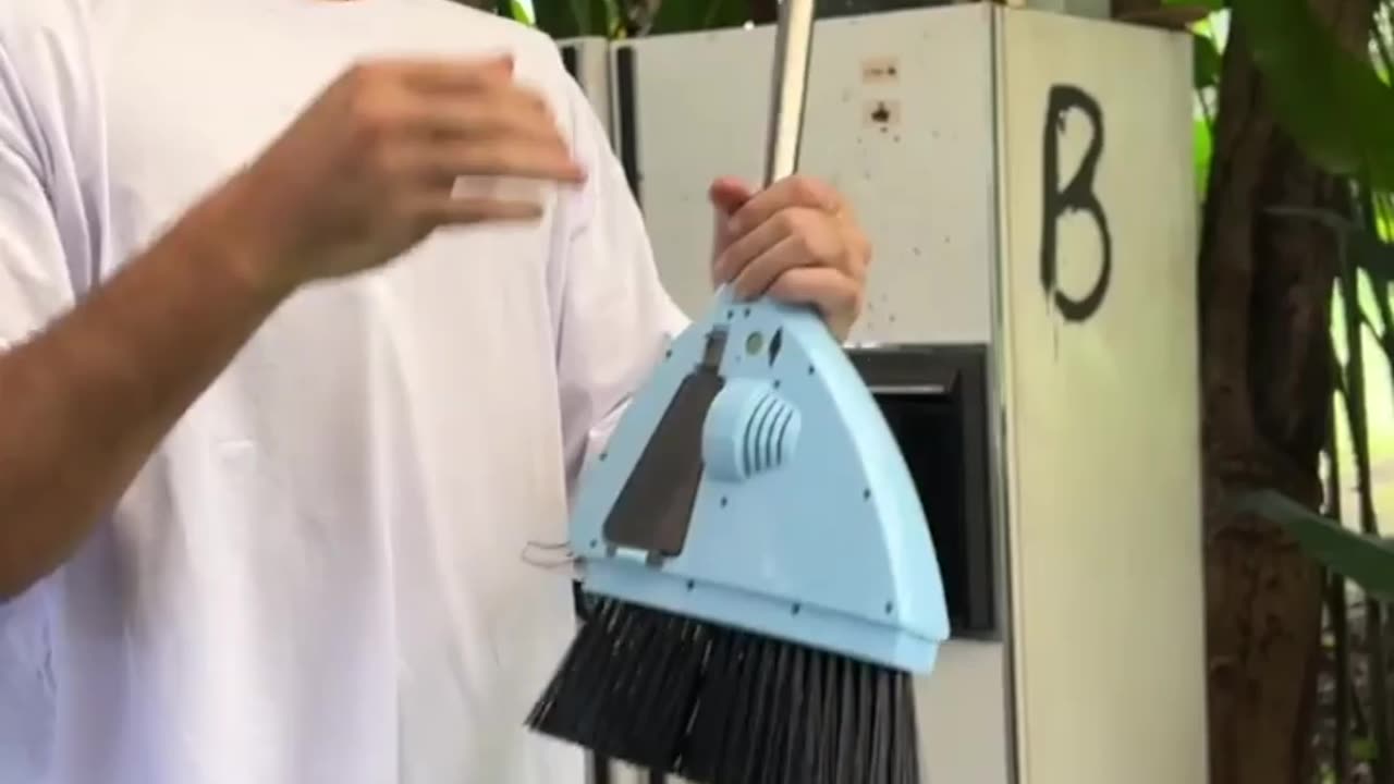 This broom has a built-in super vacuum cleaner🧹🍃