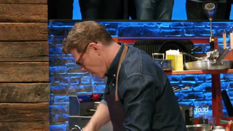 Bobby Flay Makes a Turkey Pot Pie Beat Bobby Flay