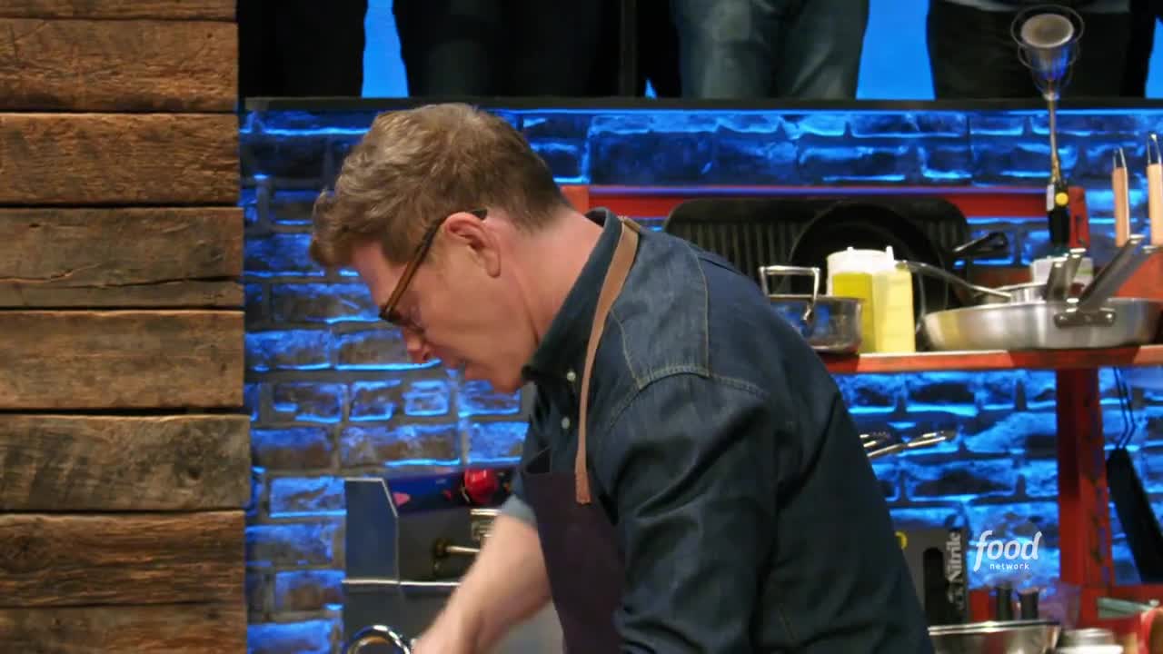 Bobby Flay Makes a Turkey Pot Pie Beat Bobby Flay