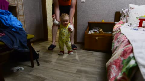 первые шаги Ульяны 11 месяцев