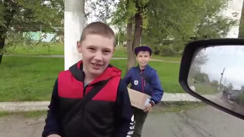 Kinder rennen los, um ukrainische Truppen im befreiten Dorf Kivsharivka in der Oblast Charkiw zu tr