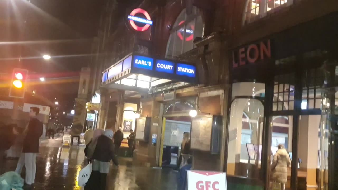 LONDON Night Walking Tour in Earls Court (UK)