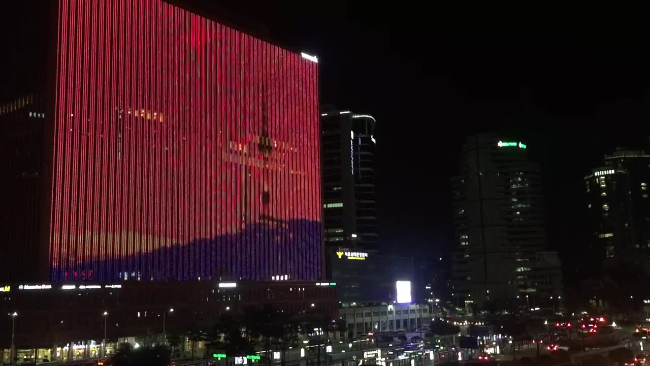 20 Second Korea_ Massive Display Outside Seoul Station