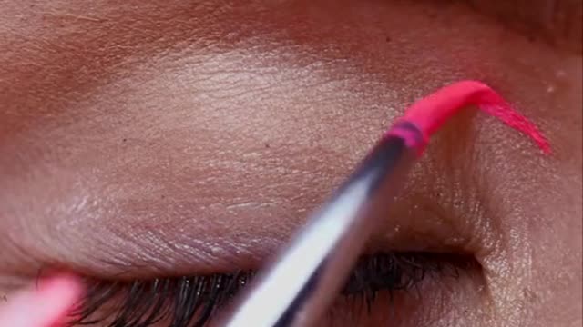 This trick will give you trendy colored eyeliner! ✨ Model