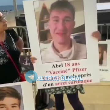 I FRANCESI CON LE FOTO DI PARENTI E AMICI MORTI CAUSA IL VACCINO