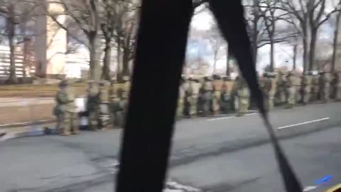 ▶ EXTRAIT-RQ (26 fév 23) : La haie de déshonneur à l'arrivée de Joe Biden (20 janvier 2021)