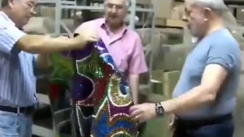 ELE LEVOU 11 CONTEINER