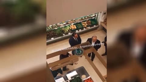 Συνταξιούχος τα χωνει στον Αδωνι