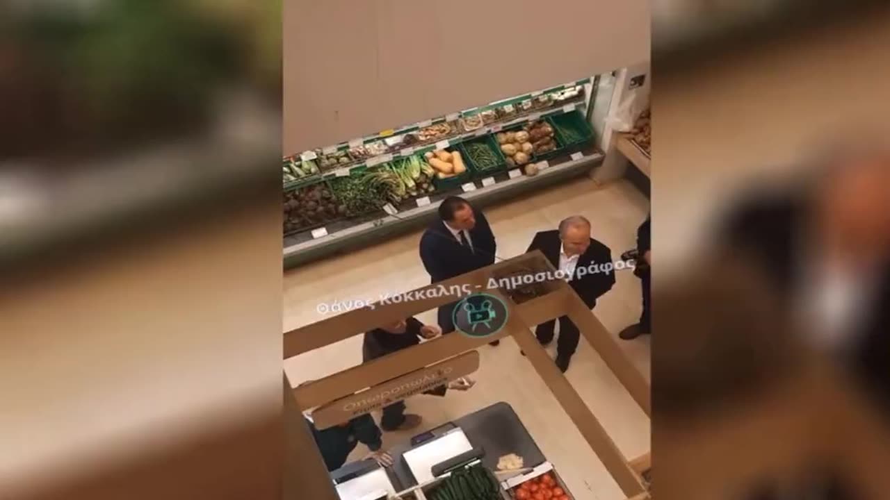 Συνταξιούχος τα χωνει στον Αδωνι