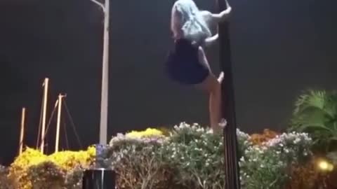 Безбашенная девушка!!