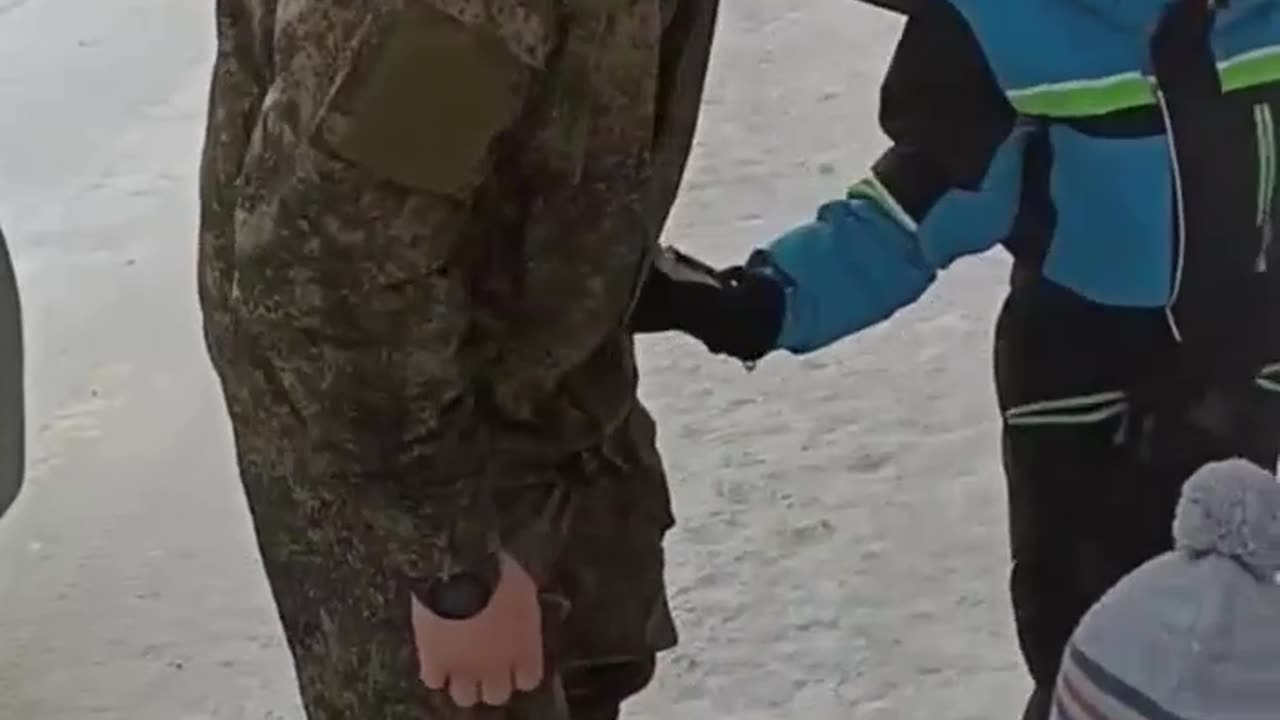 Strong videos of a ZVO fighter returning from the front to his children