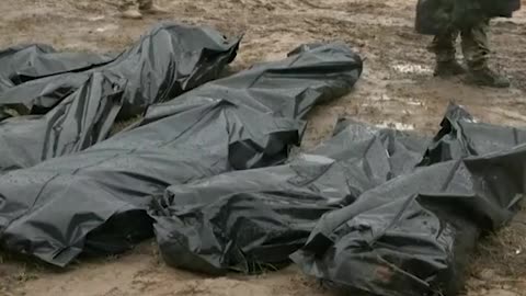 Ukrajna Ursula Fonderlayen acting amikor meglátogatja Bucha területét.