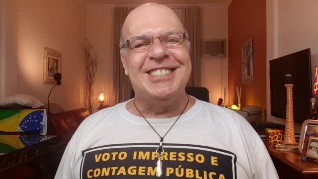 Era uma vez um rádio gigante, escandaloso, um radiolão...