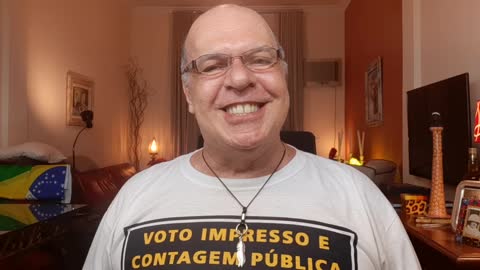 Era uma vez um rádio gigante, escandaloso, um radiolão...