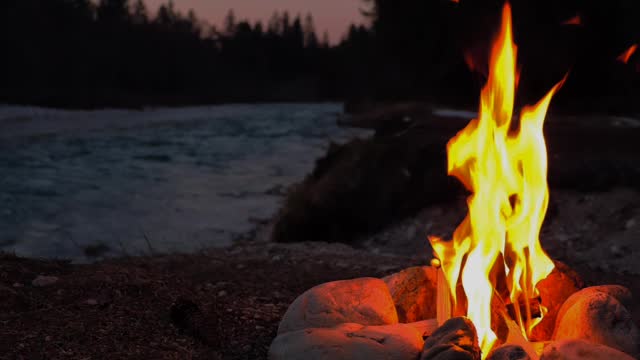 Campfire By A Lake At Night Soundscape (Take A 30 Second Break)