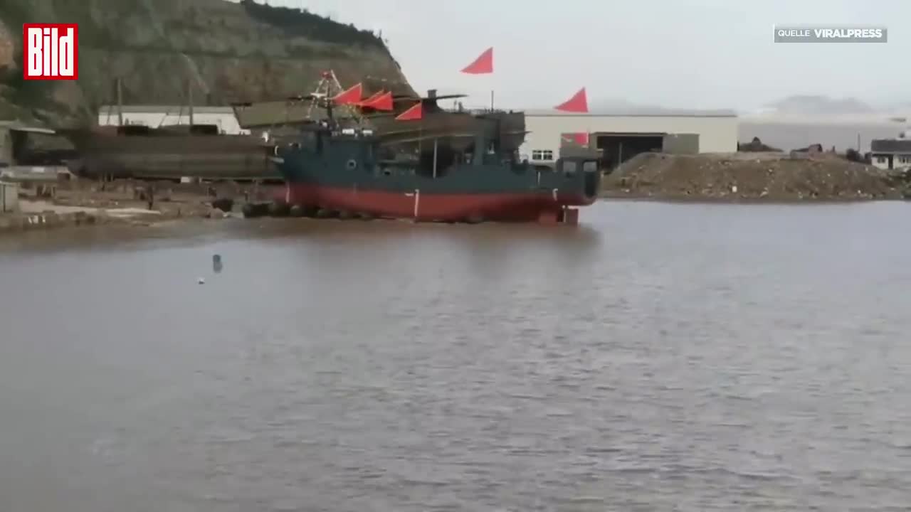 Stapellauf geht schief: China-Tanker kentert sofort