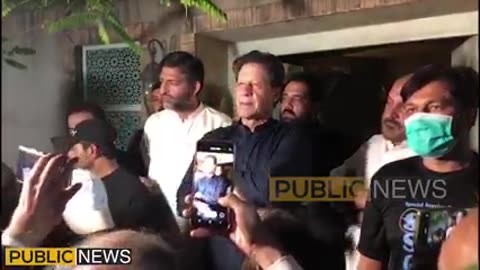Imran khan ka awami andaz raat ke is pehar achanak karkunan ko hosla dene aa gay | Public News