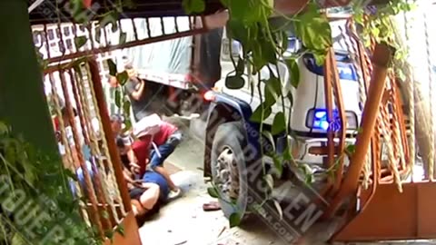 Mujer se salvo de milagro cuando una turbo sin conductor la embistió