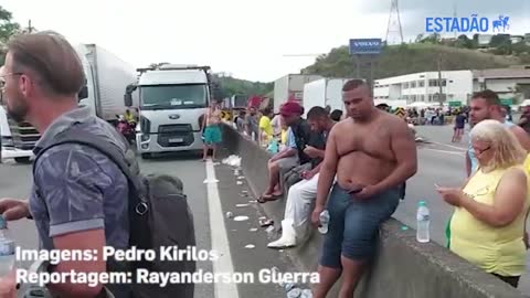 Caminhoneiros pró-Bolsonaro bloqueiam estradas após derrota nas eleições