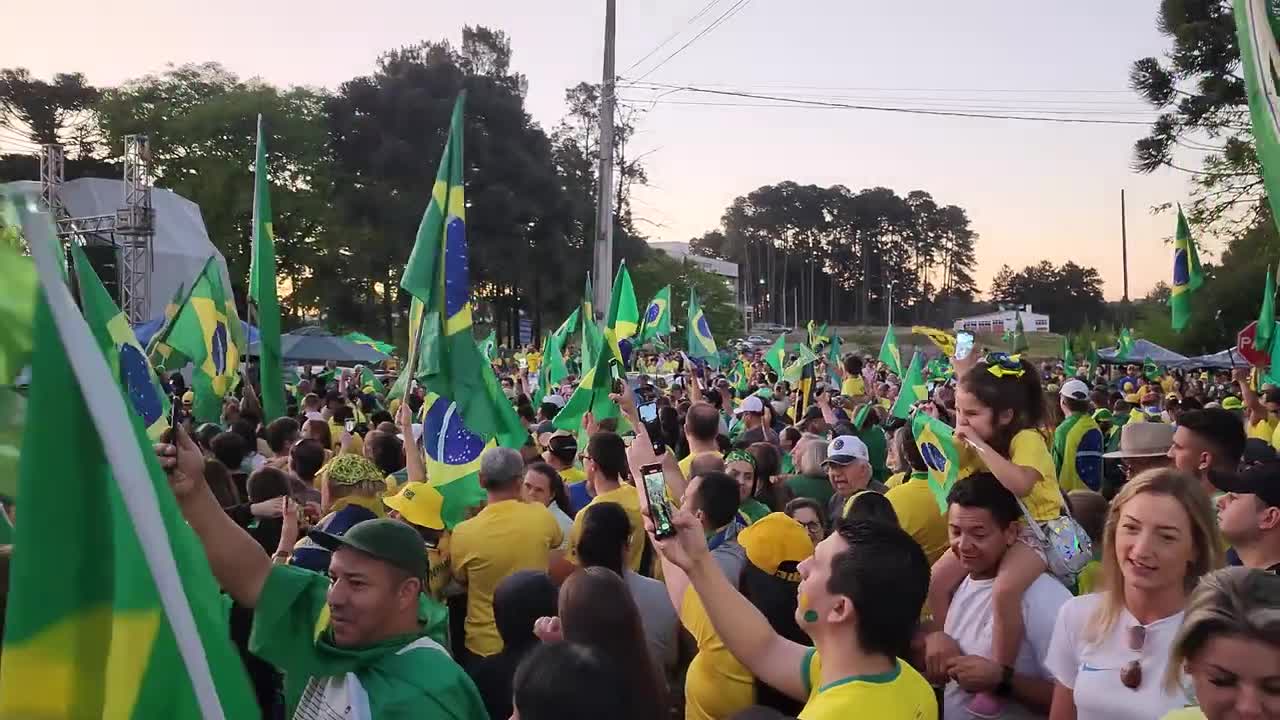 Manifestação comemorando após anuncio sobre solicitação de anulação das eleições que o PL vai fazer