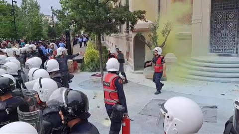 Bashkia e Tiranës sulmohet me bomba molotov