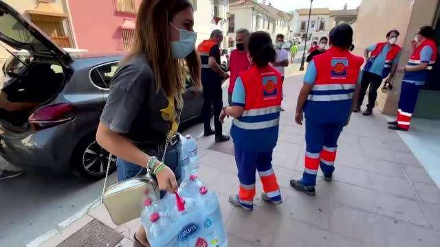 Wildfire forces thousands to flee homes in Spain