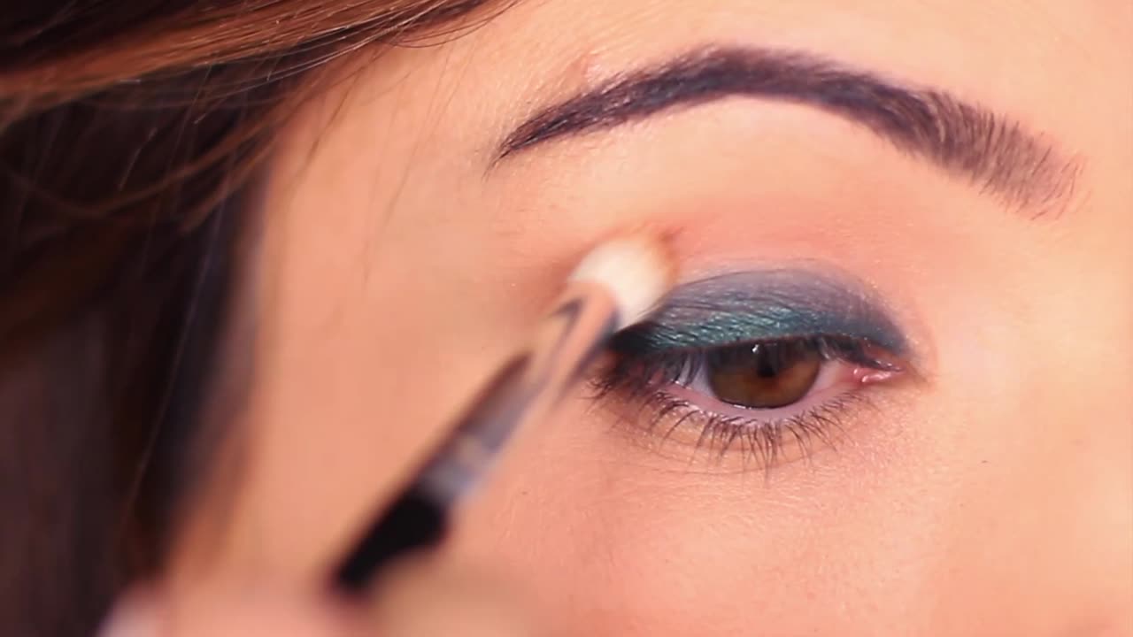 Beginners Smokey Eye Makeup Tutorial | How To Apply Eyeshadow