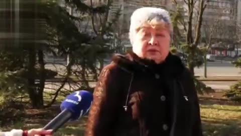 Old Ukrainian woman courageously tells the truth to a Pro-Zelensky reporter