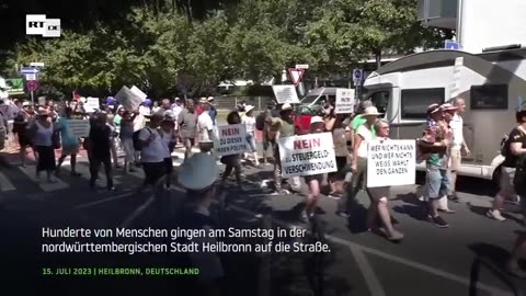 HUNDERTE VON MENSCHEN GINGEN AM SAMSTAG IN HEILBRONN AUF DIE STRASSE