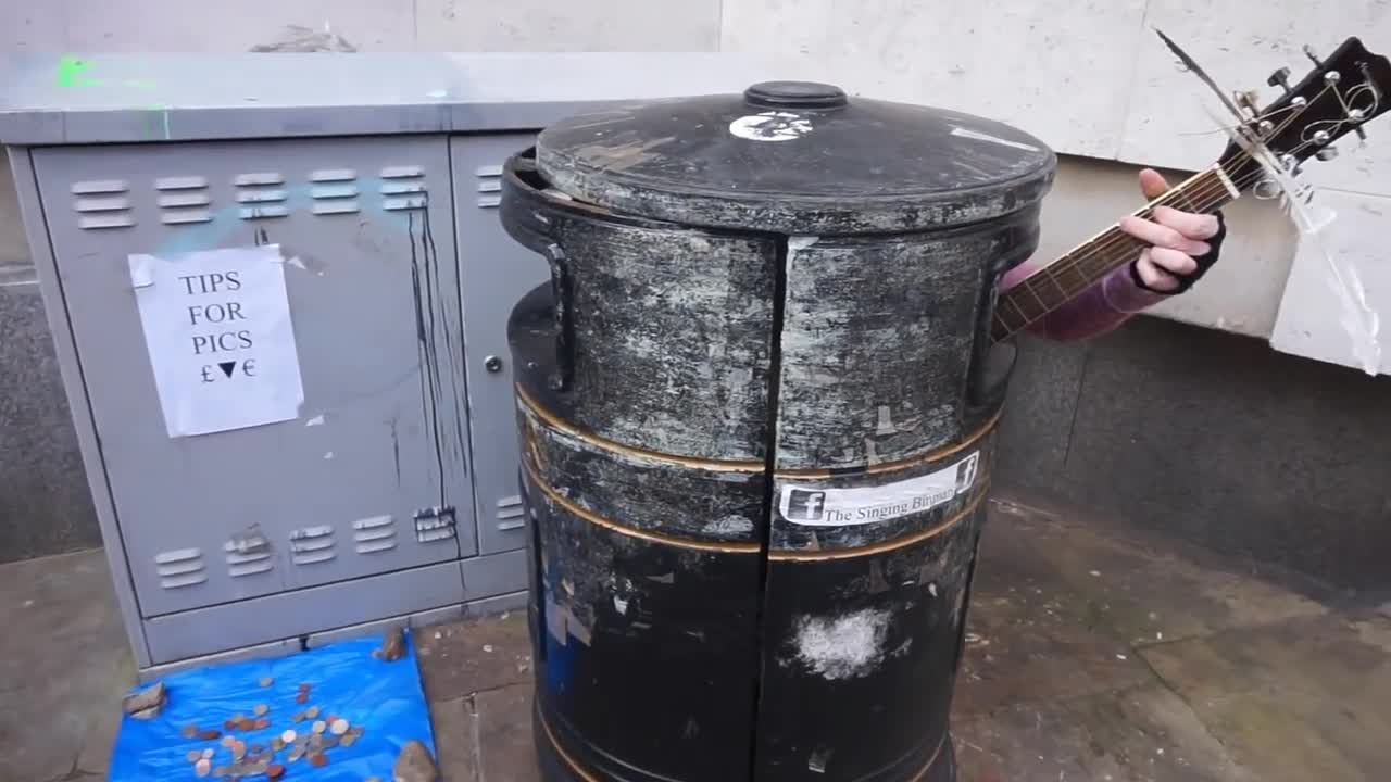 CAMBRIDGE: Street performer 🎸🎤 plays guitar and sings from inside garbage can (England)