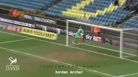 Top 10 Acrobatic Goalkeepers Saves