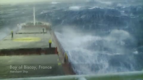 Ships in Storms | 10+ TERRIFYING MONSTER WAVES, Hurricanes & Thunderstorms at Sea