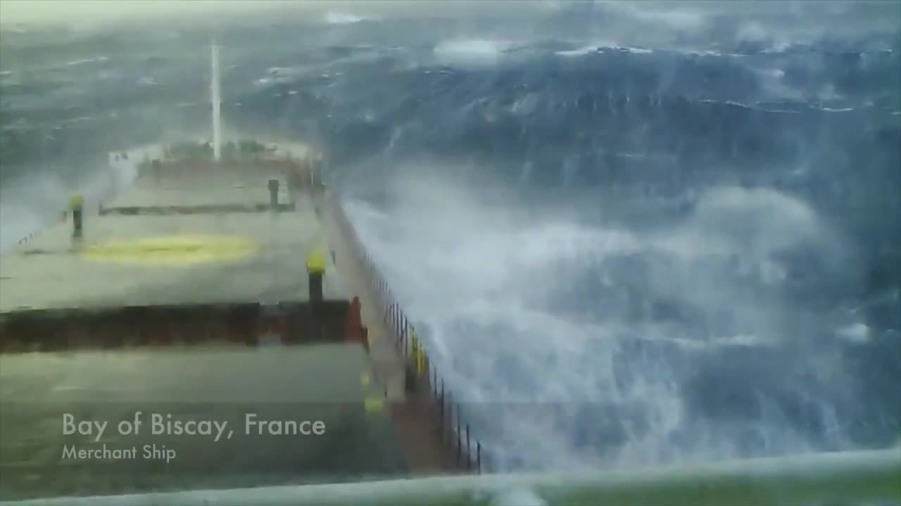 Ships in Storms | 10+ TERRIFYING MONSTER WAVES, Hurricanes & Thunderstorms at Sea