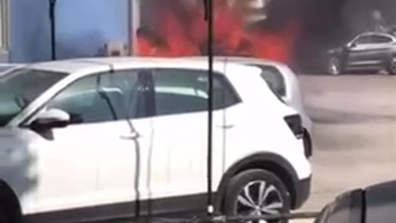 Tranquilli ! Quelle che non prendono fuoco le aiuteremo noi 💥