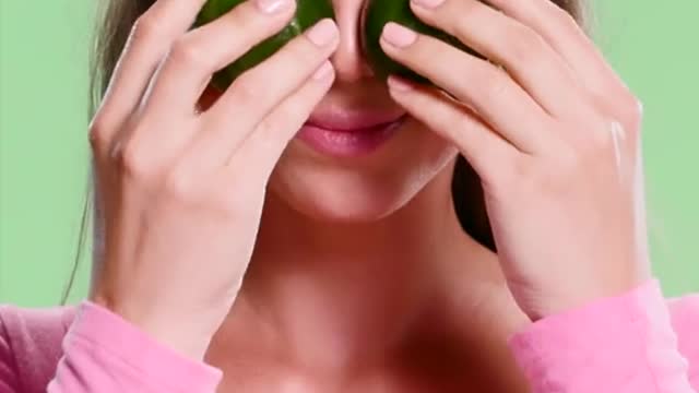 This matcha mask will get rid of your puffy face! ✨ Model