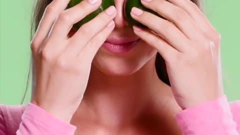 This matcha mask will get rid of your puffy face! ✨ Model