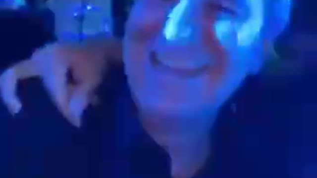 Eduardo Paes exigindo passaporte dos outros