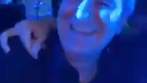 Eduardo Paes exigindo passaporte dos outros