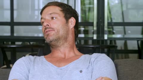Man Finds Rare Stone On Beach - When Jeweler Sees It, He Says "You're Not Supposed To See This"