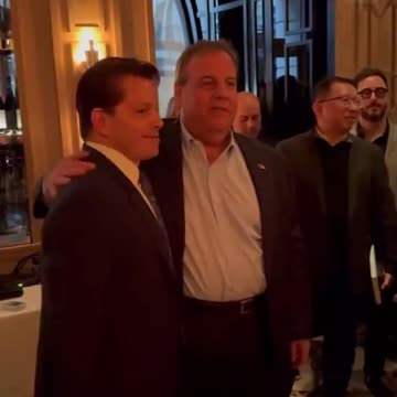 Chris Christie And Anthony Scaramucci Briefly Kiss While Promoting The Latter's Book