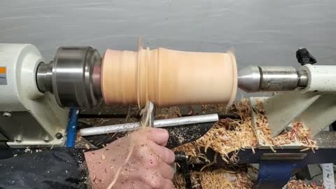 Use a woodworking lathe to start from the branches Bright red champagne glass!